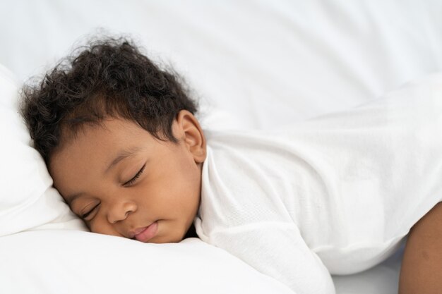 Petit Bebe Nouveau Ne Afro Americain Portant Sur Le Lit Photo Premium