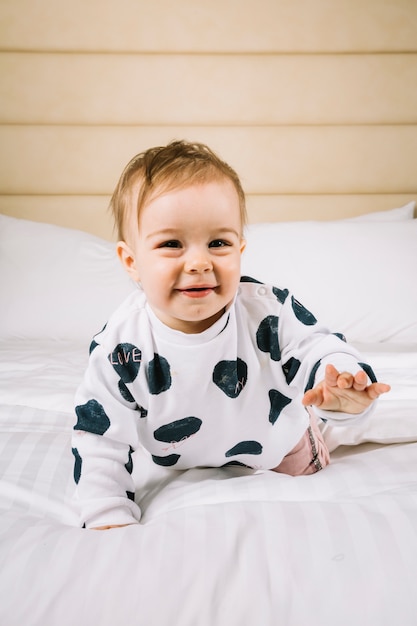 Photo gratuite bébé au lit le matin