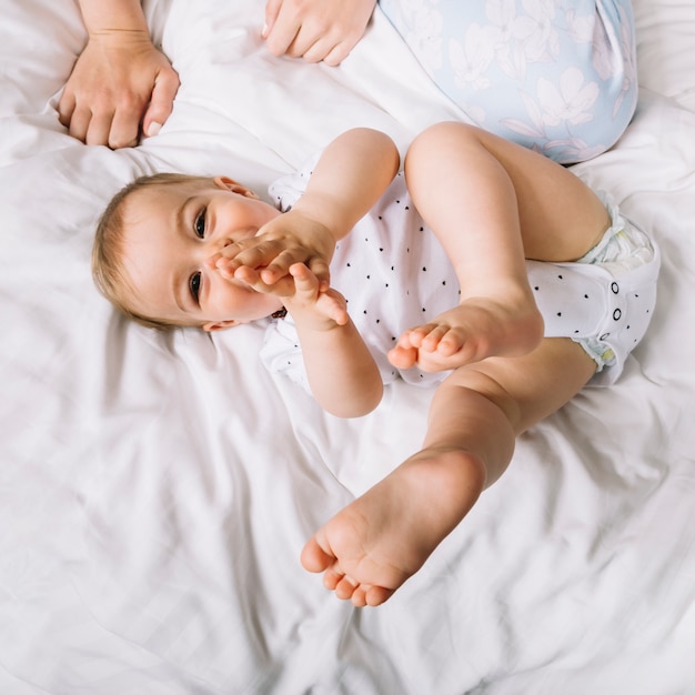 Bébé au lit le matin