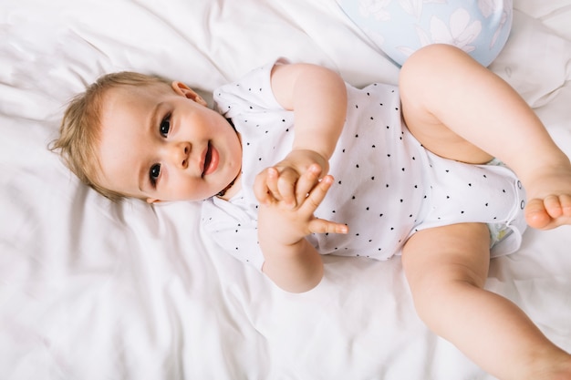 Photo gratuite bébé au lit le matin