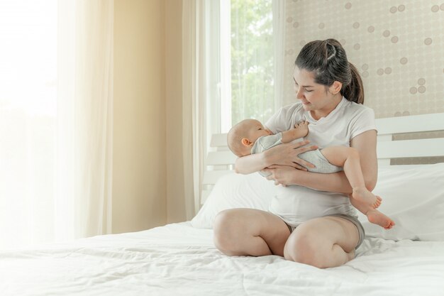 Le bébé dans les bras de la mère