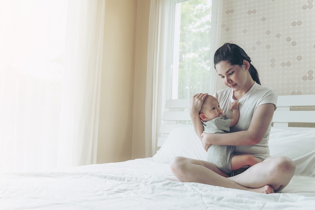 Le bébé dans les bras de la mère