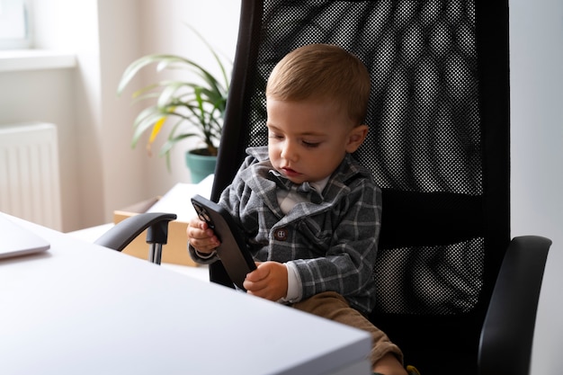 Photo gratuite bébé déguisé en homme d'affaires