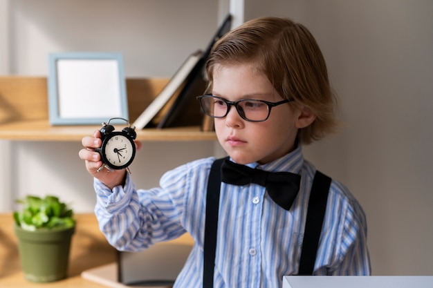 Photo gratuite bébé déguisé en homme d'affaires