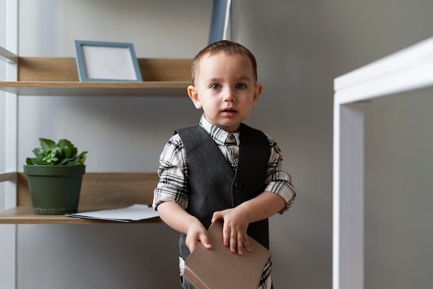 Photo gratuite bébé déguisé en homme d'affaires