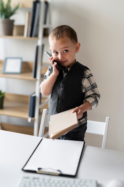 Photo gratuite bébé déguisé en homme d'affaires