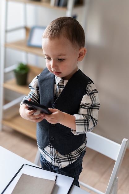 Photo gratuite bébé déguisé en homme d'affaires