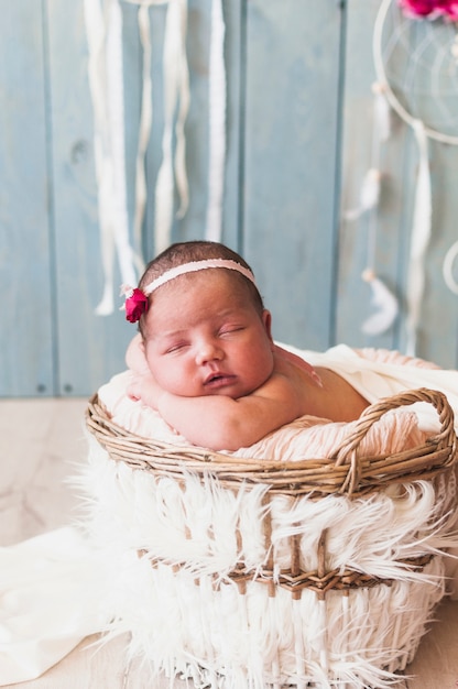 Bébé endormi dans une couverture blanche