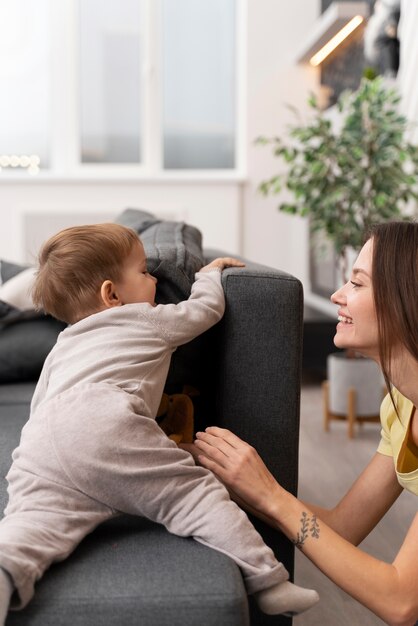 Bébé fait ses premiers pas