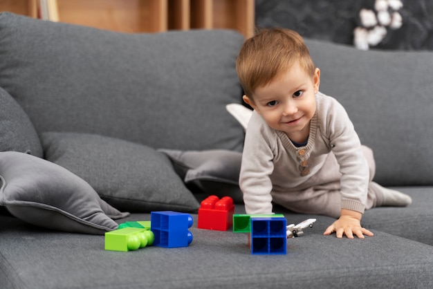 Photo gratuite bébé fait ses premiers pas