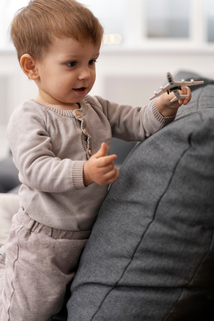 Photo gratuite bébé fait ses premiers pas