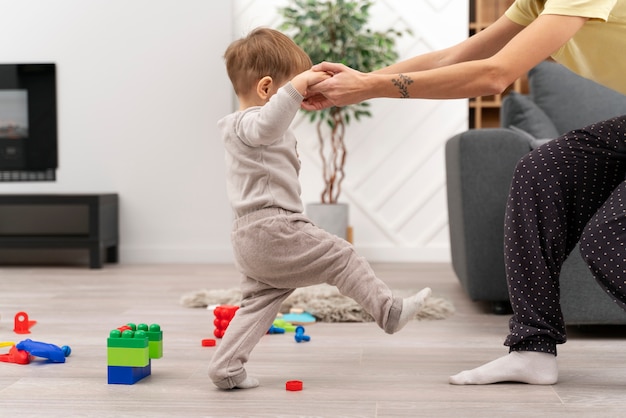 Photo gratuite bébé fait ses premiers pas