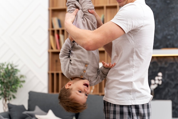 Bébé fait ses premiers pas