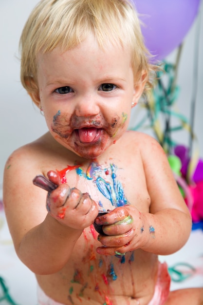 Bébé fille célébrant son premier bithday avec gourmet cake and ba