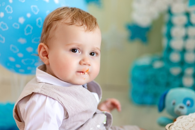 Bebe Garcon Mangeant Son Gateau Avec Ses Mains Bebe De 1 An Enfance Heureuse Anniversaire Des Enfants Photo Premium