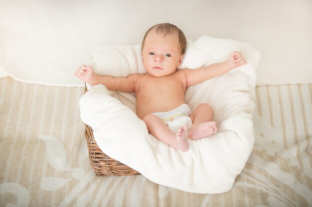 Bebe Garcon De 2 Mois Assis Dans Un Panier Recouvert D Une Couverture Photo Premium