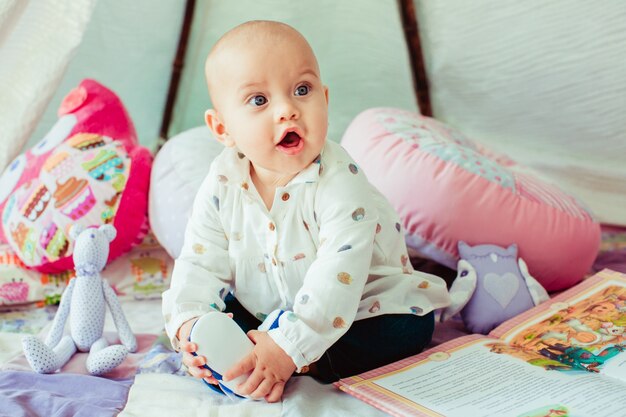 Bébé garçon assis sur une couverture