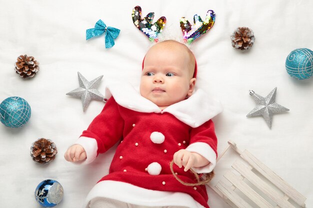Bebe Habille Pour Le Premier Noel Sur Fond Blanc Photo Premium Bebe Habille Pour Le Premier Noel Sur Fond Blanc Photo Premium