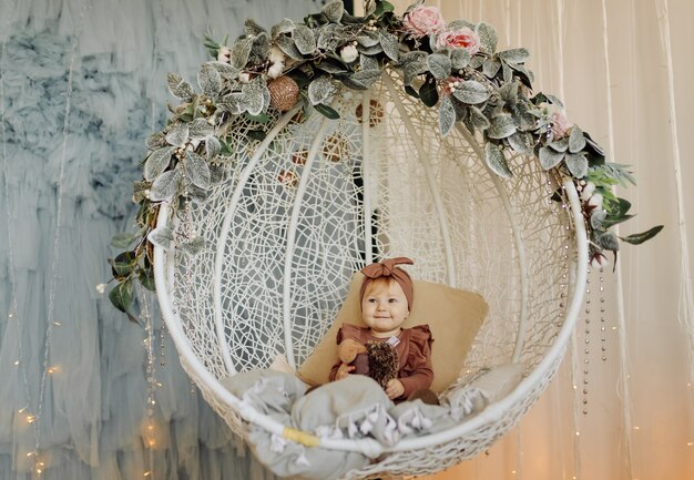 Un bébé heureux jouant