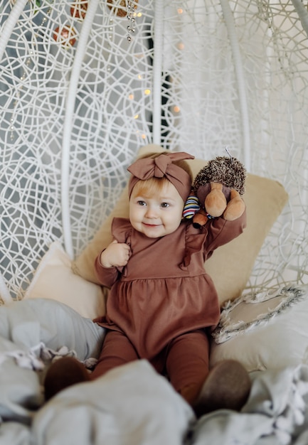 Photo gratuite un bébé heureux jouant