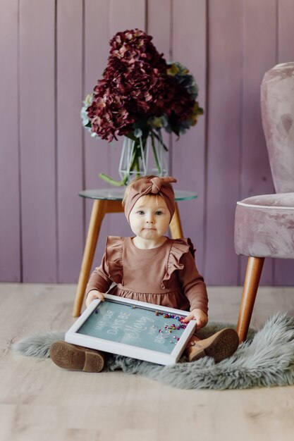 Un bébé heureux jouant