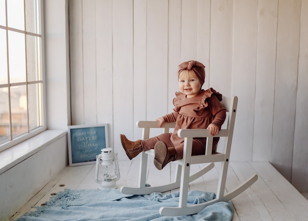 Photo gratuite un bébé heureux posant