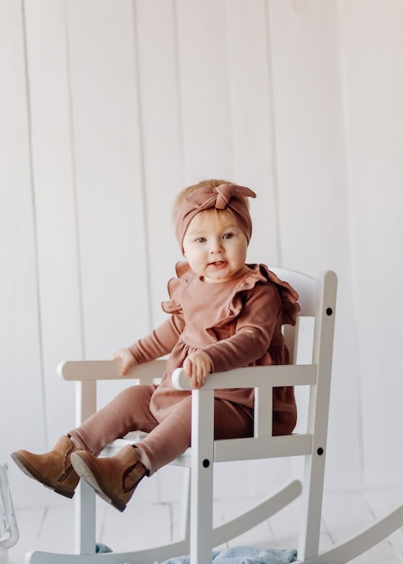 Un bébé heureux posant