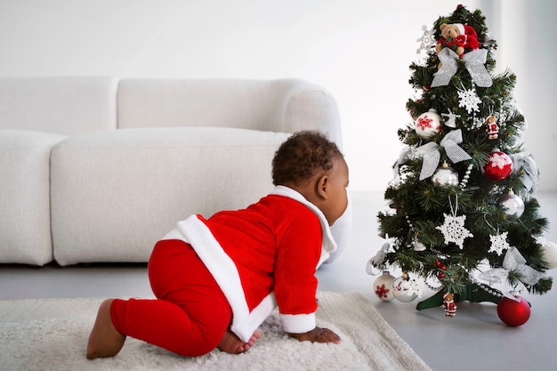 Photo gratuite bébé jouant à l'intérieur de la vue latérale