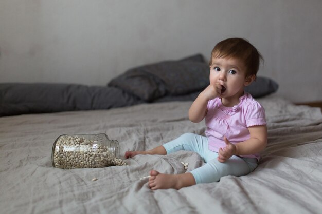 Bébé jouant sur un lit de haricots développement précoce jouets naturels mode de vie