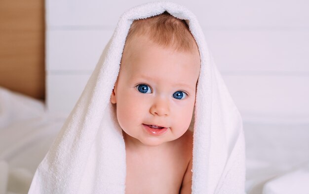 Bebe Mignon Aux Yeux Bleus Enveloppe Dans Une Serviette Blanche Nettoyez Bebe Apres Le Bain En Prenant Soin Des Enfants Photo Premium Bebe Mignon Aux Yeux Bleus Enveloppe Dans Une Serviette Blanche Nettoyez Bebe Apres Le Bain En Prenant Soin Des Enfants Photo Premium