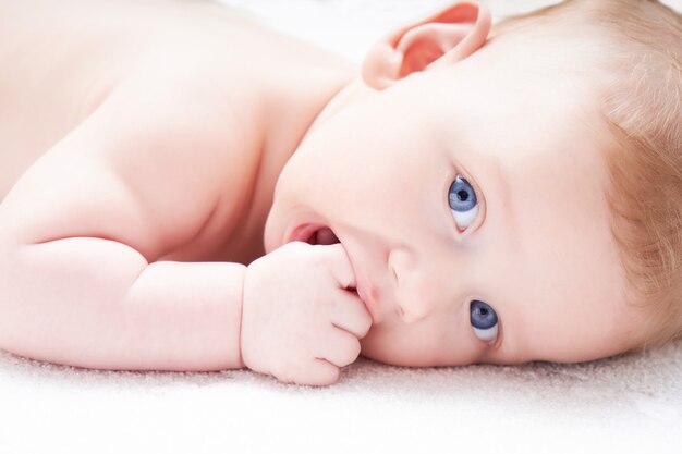 Bebe Mignon Aux Yeux Bleus Suce Les Doigts Le Poing Photo Premium Bebe Mignon Aux Yeux Bleus Suce Les Doigts Le Poing Photo Premium