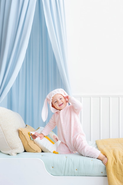 Bébé mignon dans un costume de lapin de Pâques