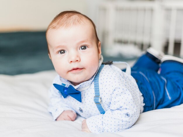 Bébé mignon et élégant portant un noeud papillon