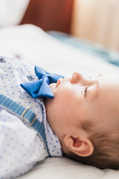 Bébé mignon et élégant portant un noeud papillon