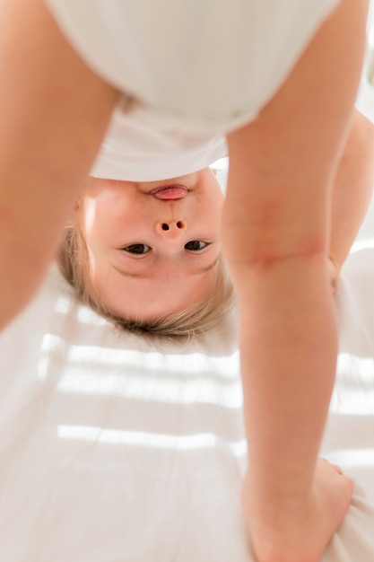 Photo gratuite bébé mignon étant idiot