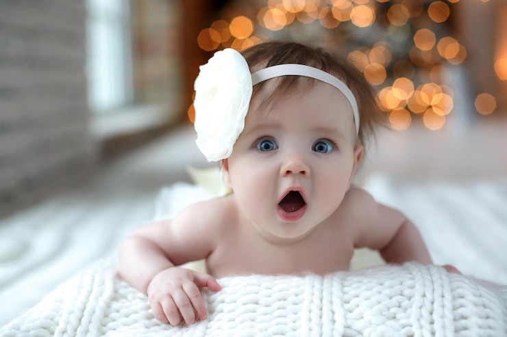 Photo gratuit bébé mignon avec des jouets