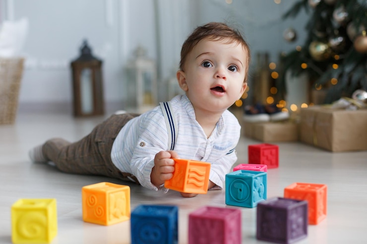 Photo gratuit bébé mignon avec des jouets