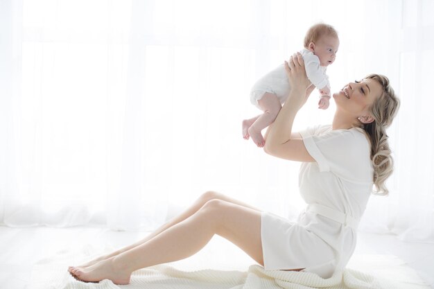 bébé mignon avec maman