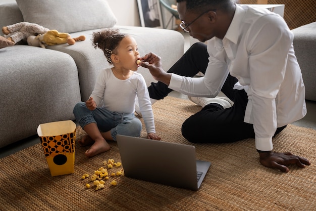 Bébé noir passe du temps avec son père