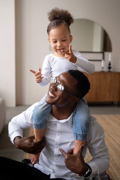 Photo gratuite bébé noir passe du temps avec son père