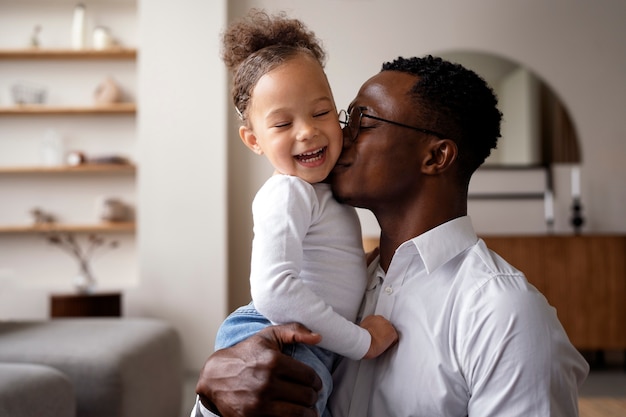 Photo gratuite bébé noir passe du temps avec son père