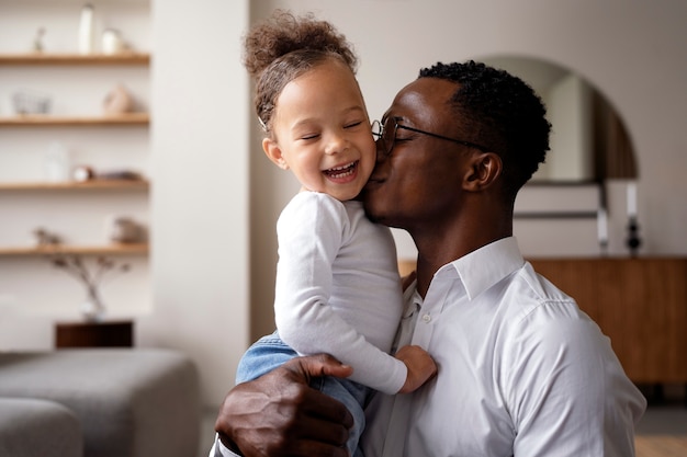 Bébé noir passe du temps avec son père