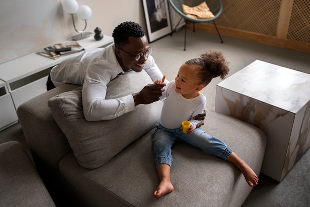 Bébé noir passe du temps avec son père