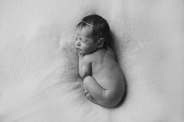 Bebe Nouveau Ne Nu Couche Imitation De Bebe Dans L Uterus Belle Petite Fille Dormant Sur Le Dos Manifestation D Amour Concept De Soins De Sante Parentalite Journee Des Enfants Medecine Fiv Photo Premium