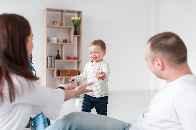 Bébé et parents à la maison