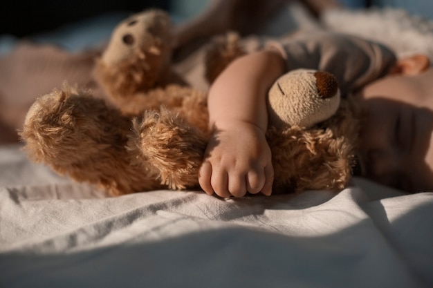 Photo gratuite bébé avec peluche