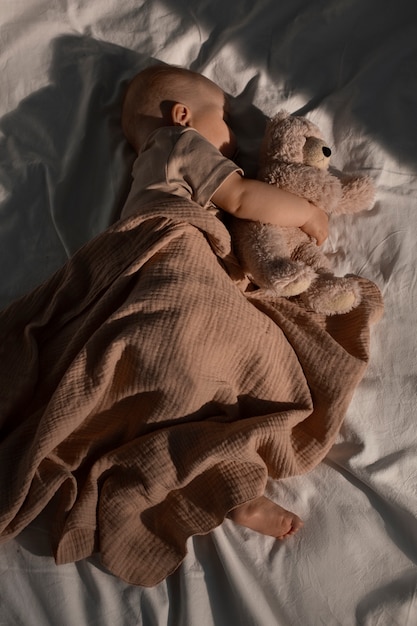 Photo gratuite bébé avec peluche