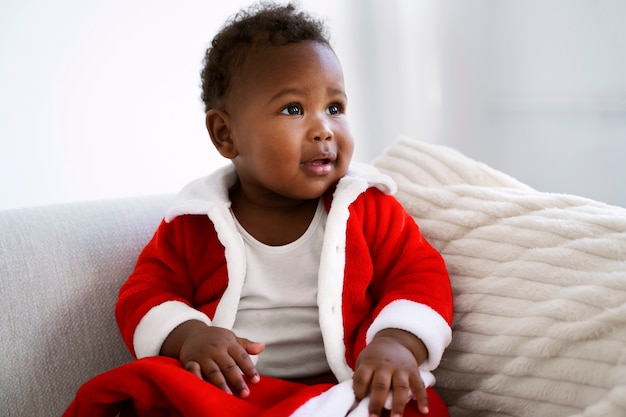 Photo gratuite bébé portant une tenue de père noël