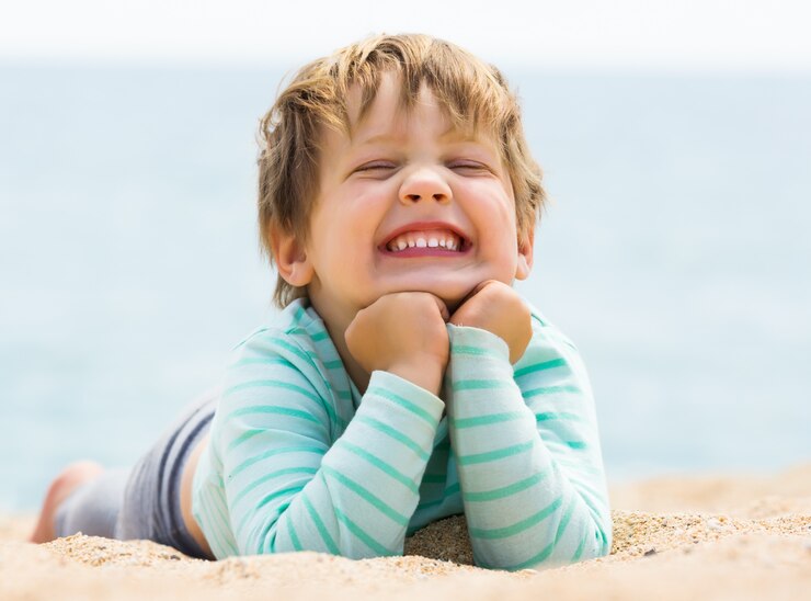 Photo gratuit le bébé qui rit heureux