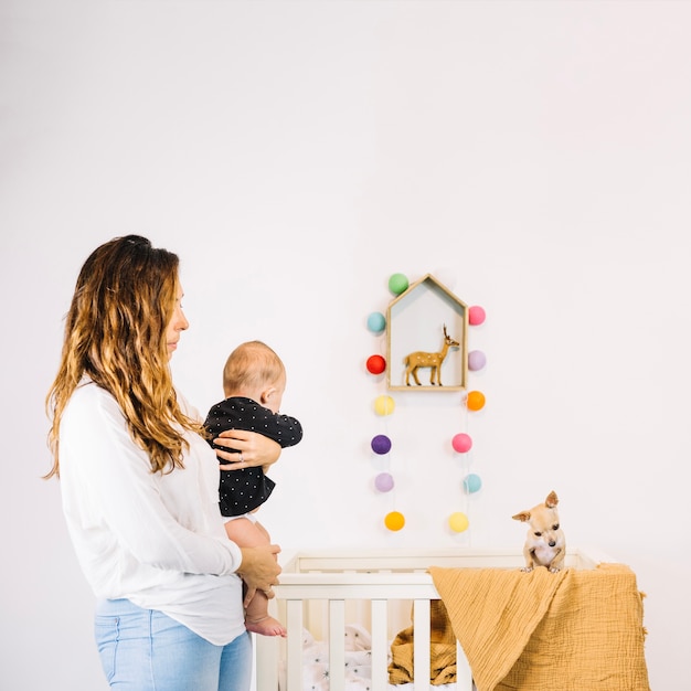 Photo gratuite bébé regardant chien dans le berceau